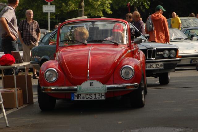 Das grosse krabbeln. Reichlich Käfer starteten ebenfalls zur Oldtimerfahrt. Käfer sind eben Kult.