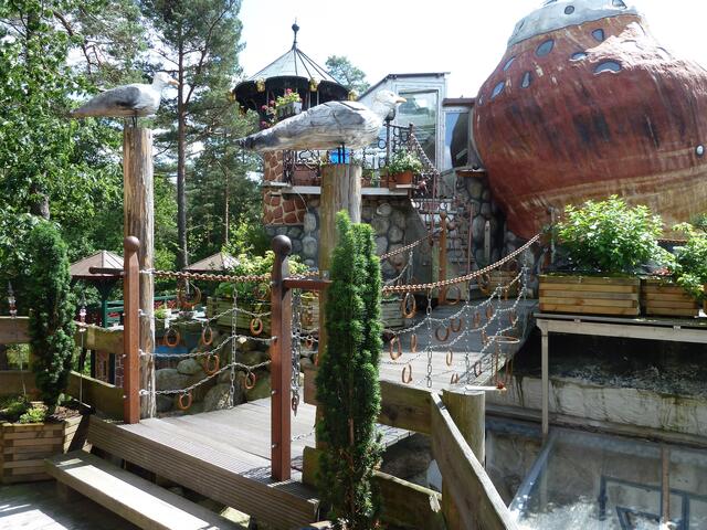Von der Hängebrücke geht man am Schneckenhaus vorbei.