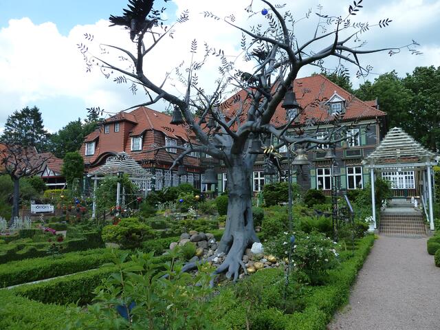 Der Baum mit den Glocken,dahinter das Herrenhaus.