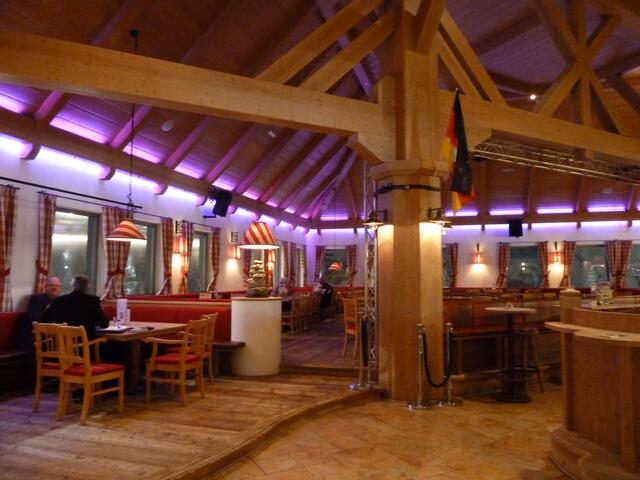 Von diesen Fenstern aus, kann man den Skifahrern zusehen.