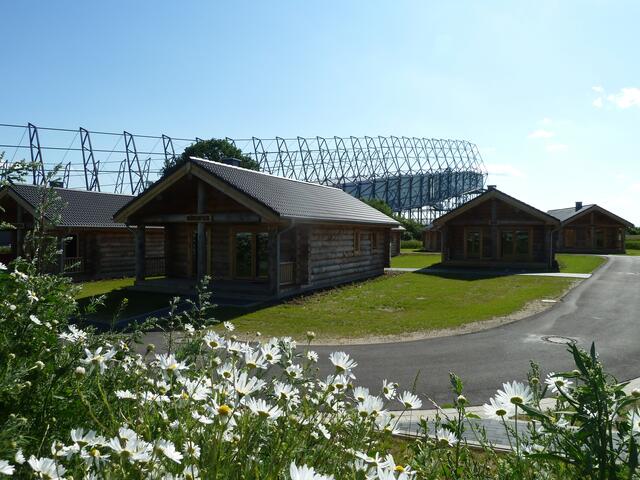 Die kleinen Blockhütten sind mit Namen wie Sölden, Hochsölden oder anderen Skiorten benannt.