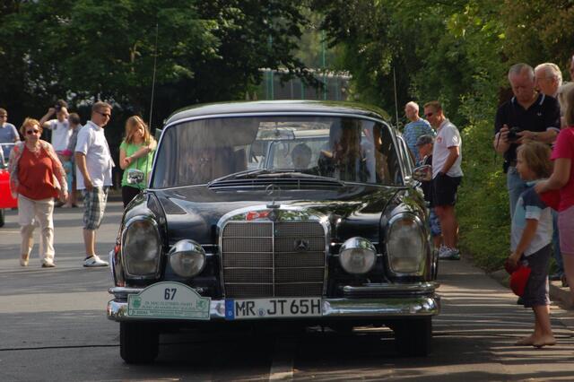Eine Mercedes Heckflosse, einer von etlichen Mercedes Benz am Start.