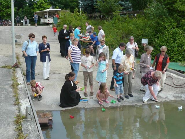 Die Schiffchen wurden zu Wasser gelassen.