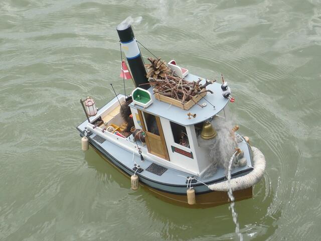 Auf dem Modellboot ein wasserspeiender Troll