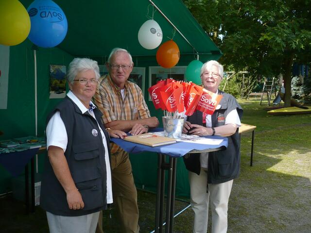 Annelie Telch, Jürgen Wattenberg, Brigitte Thomas warten auf den Besucheransturm.