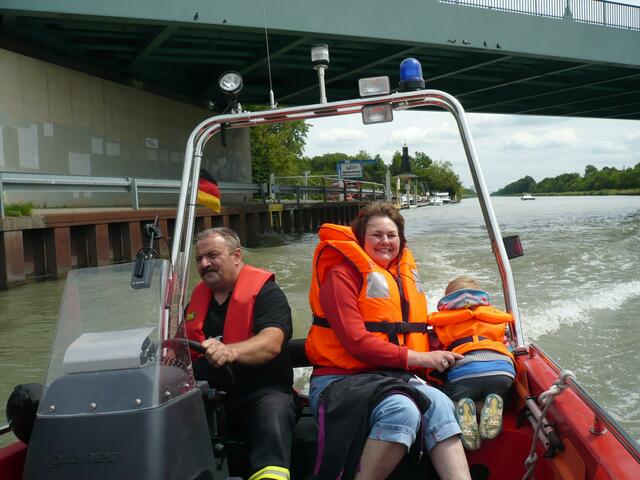 Es macht spaß mit dem Boot zu fahren