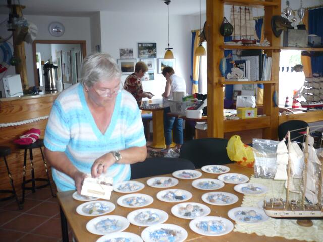 Helga Kohn bereitet die Tischdeko