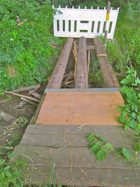 Mit der kaputten Brück fing der Irrweg durch die Wiesen und Felder an, aber ich bin nach nicht ganz drei Stunden wieder im eigenen Garten angekommen!!!