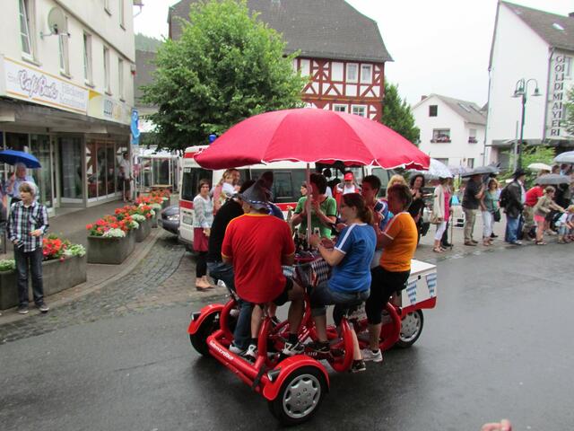 Ein Festzug geprägt vom Regenschirm, die hatten schon vorgesorgt...