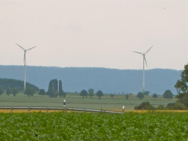 Flachland mit Ackerfläche, Bundesstraße, Windräder, Wald