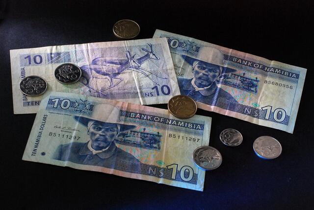 32,45 Namibia Dollar (1995 und 2007) - heute wären das 3,08 Euro