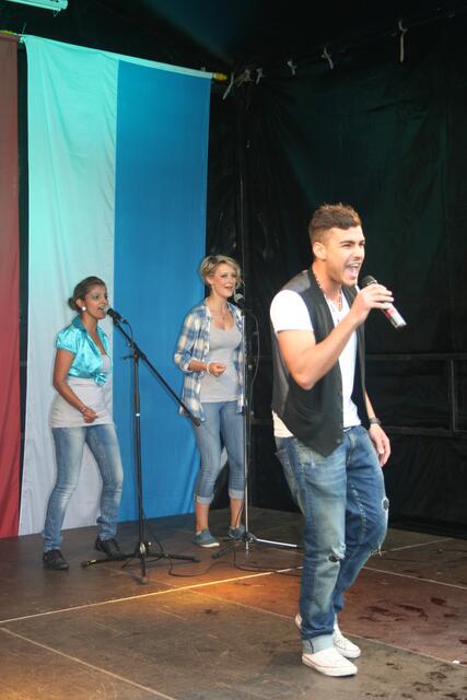 "melodia" - Vito mit den Backgroundsänderinnen Yanika und Rebecca