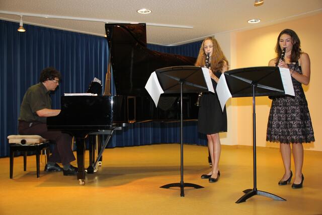 Annika Miller und Magdalena Ferstl (v. l.) eröffneten das Sommerkonzert mit einem Concerto für 2 Klarinetten von Franz Krommer.