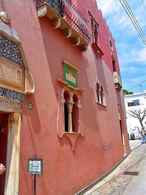 Die rot bemalte Casa Rossa mit zweibogigen Fenstern und Zinnen, einem Aragonesischen Turm aus dem 16. Jahrhundert und einem von Bogengängen umgebenen Innenhof, ist architektonisch und wegen ihrer Sammlung von Gemälden italienischer und internationaler Meister sehenswert.