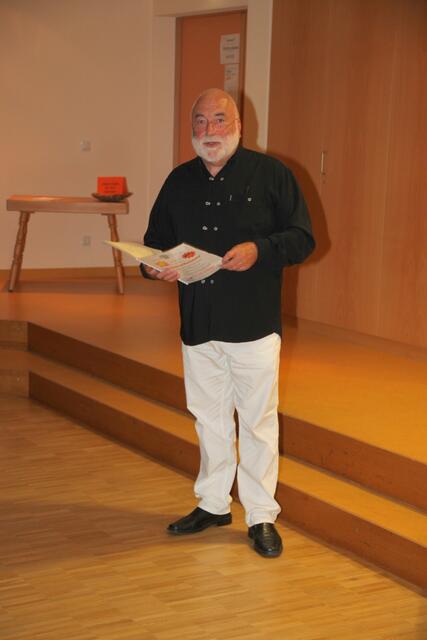 Musikdirektor Manfred-Andreas Lipp begrüßte die anwesenden Gäste und moderierte das Programm seiner Schülerinnen.