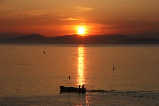 Sonnenuntergang über dem Tyrrhenischen Meer – auf Capri, Ischia, Procida?