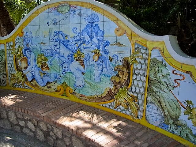 Auf Capri sehen die Sitzbänke dank der Keramikverzierung besonders schön aus