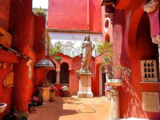 Die rot bemalte Casa Rossa mit zweibogigen Fenstern und Zinnen, einem Aragonesischen Turm aus dem 16. Jahrhundert und einem von Bogengängen umgebenen Innenhof, ist architektonisch und wegen ihrer Sammlung von Gemälden italienischer und internationaler Meister sehenswert.