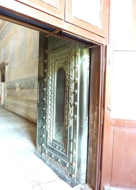 Die Bronzetür: Kaiser Theophilos (829-842) ließ sie aus einem im 2. Jahrhundert erbauten Tempel in Tarsus hierherbringen.