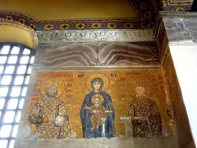 Jungfrau mit Kind zwischen Kaiser Johannes Komnenos II und Kaiserin Irene mit Sohn Alexios (12. Jahrhundert)