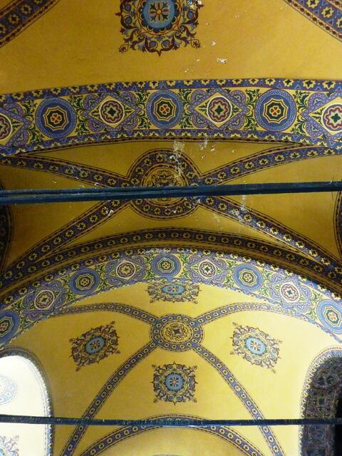 Fantastische Ornamente in den Kuppeln