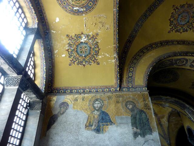 Ein Mosaik aus dem 12. Jahrhundert: Jesus sitzt zwischen Maria und Johannes dem Täufer.