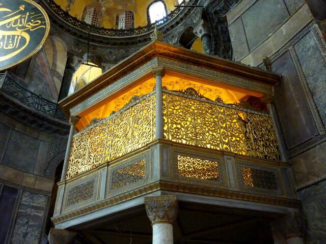 Die Loge des Sultans wurde 1849 im Auftrag des Sultans Abdülmecid errichtet.