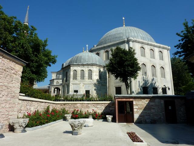 Eins von drei Mausoleen im Garten der Hagia Sophia: Hier haben die Sultane Mehmet III, Selim II und Murat III ihre letzte Ruhestätte.