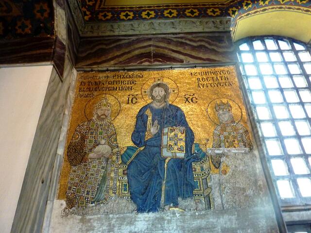 Jesus Christus der allumfassende Herrscher. Neben ihm ist wieder ein byzantinisches Herrscherpaar zu sehen.