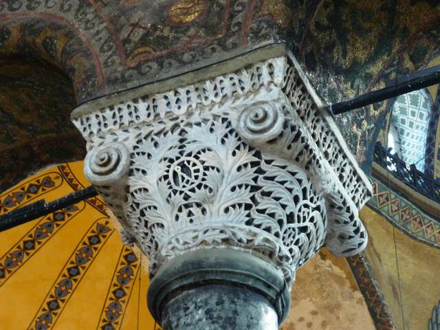 Eine schöne filigrane Arbeit an der Säule
