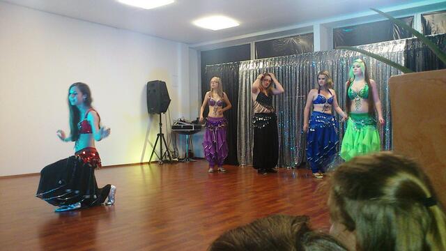 Auftrittsgruppe Farah "Pop-Oriental auf Hips don`t lie von Shakira"