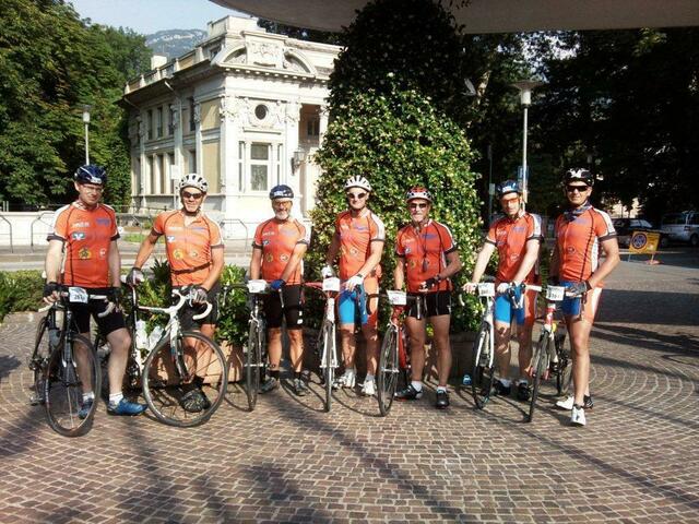Die Wertinger Rennradler kurz vor der letzten Etappe von Trien nach Arco. Von links nach rechts:Bernd Matthias, Hans-Peter Bernklau, Josef Steinheber, Anton Leupold, Albert Steinheber, Anton Wörle und Michael Jandl. 
Foto: privat