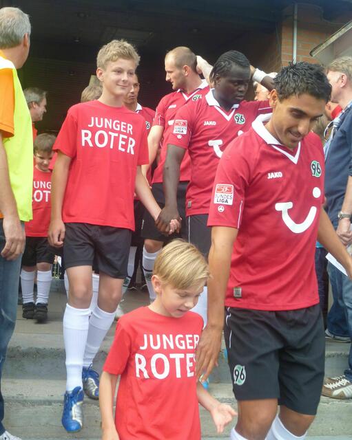 Diese Spieler (Abdellaoue, dahinter Ya Konan) gehören zur 96-er Anfangself