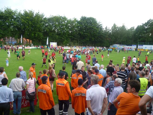 Das Spiel ist aus. Die Zuschauer strömen auf das Spielfeld um Autogramme zu ergattern