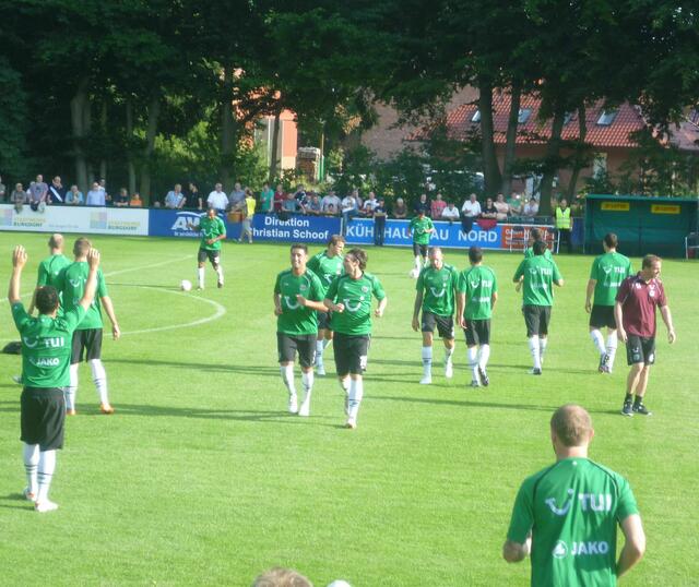 Hannover 96: Aufwärmen muss sein. Wer erkennt einige Spieler?