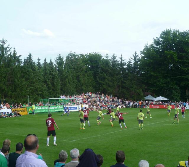 Ya Konan schießt auf das Tor des RSE. Der gute Torwart Marcel Maluck wird den Ball halten