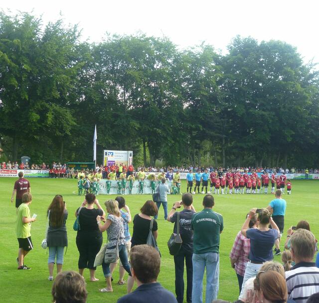 Die Mannschaften nehmen Aufstellung zum Spielbeginn