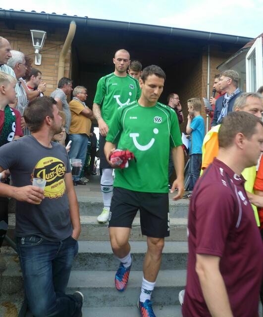 Das Spiel beginnt: Zunächst kommen die Einwechsel-Spieler Eggimann und Pander