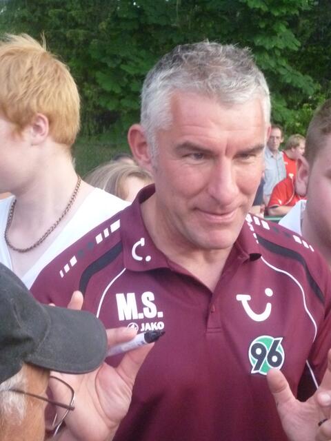 96-Trainer Mirko Slomka: Wer möchte ein Autogramm?