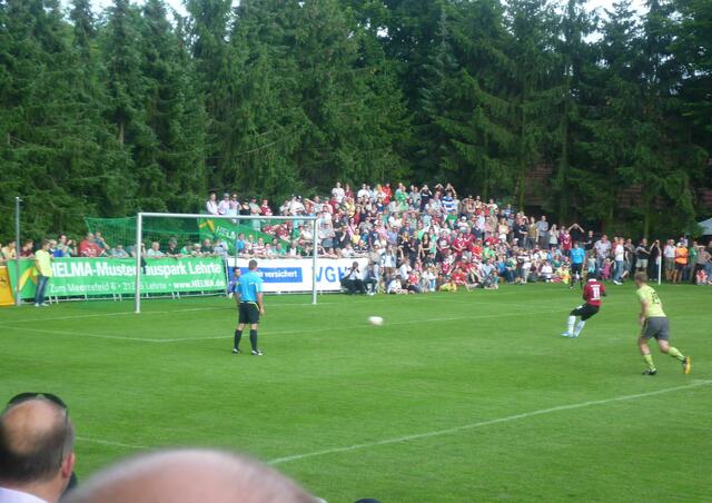 Elfmeter für 96: Ya Konan läuft an und verwandelt sicher zum 2:1