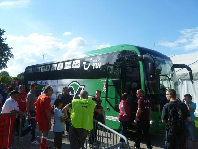 Ankunft des 96-er Mannschaftsbusses