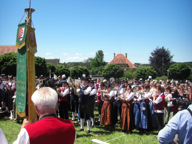 Der Gemeinschafts-Chor spielt am Kirchplatz auf