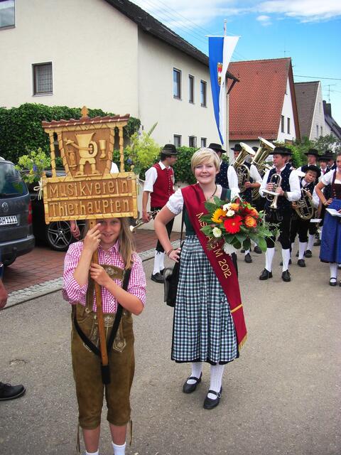 Der Musikverein Thierhaupten mit seiner frisch gewählten Miss ASM - 2012