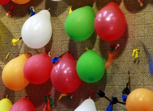 tatsächlich --- da fliegen winzige fetzen eines geplatzen Ballons