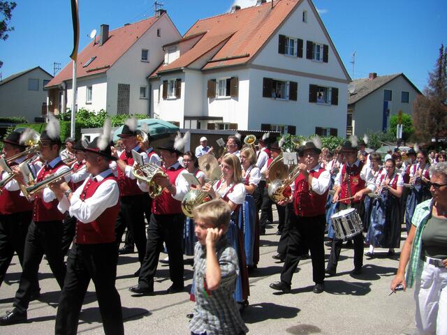 Der Festumzug startet mit dem Jubiläumsverein