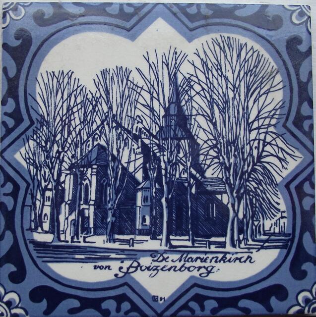 Eine Besonderheit stellt sich mit dieser Fliese dar. Sie trägt noch das "Made in GDR" und die war bekanntlich 1990 Geschichte. Doch das Bild der Marienkirche von Boizenburg wurde erst 1991 gezeichnet...