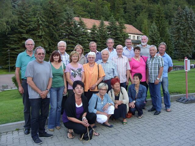 Hintere Reihe v. links: Gerald Brückner, Jürgen Schlue, Heinrich Sandau, Marion Sandau, Dieter Priebe, Alfred Burgemeister, Gerhard Grupp, Jürgen (Johann) Kuckuck; stehend davor v. links: Klaus Schaffner, Angelika Brückner, Brigitte Priebe, Edith Krämer, Alfred Krämer, Rudolfe Dombrowski, Elke Grupp, Bernhard Hennesen; knieend v. links: Edith Schlue, Petra Burgemeister, Christa Dombrowski, Siegrid Hennesen.