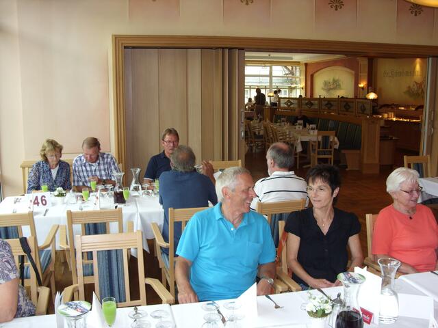 Platz nehmen zum Abendbüffet im Morada-Hotel Alexisbad