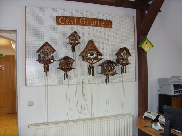 Eine Auswahl an Kuckucksuhren.