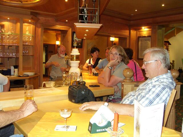 Zum Absacker an der Bar.